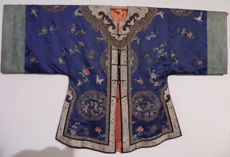 Curvy rays of a solar disc Curvy rays of a solar disc